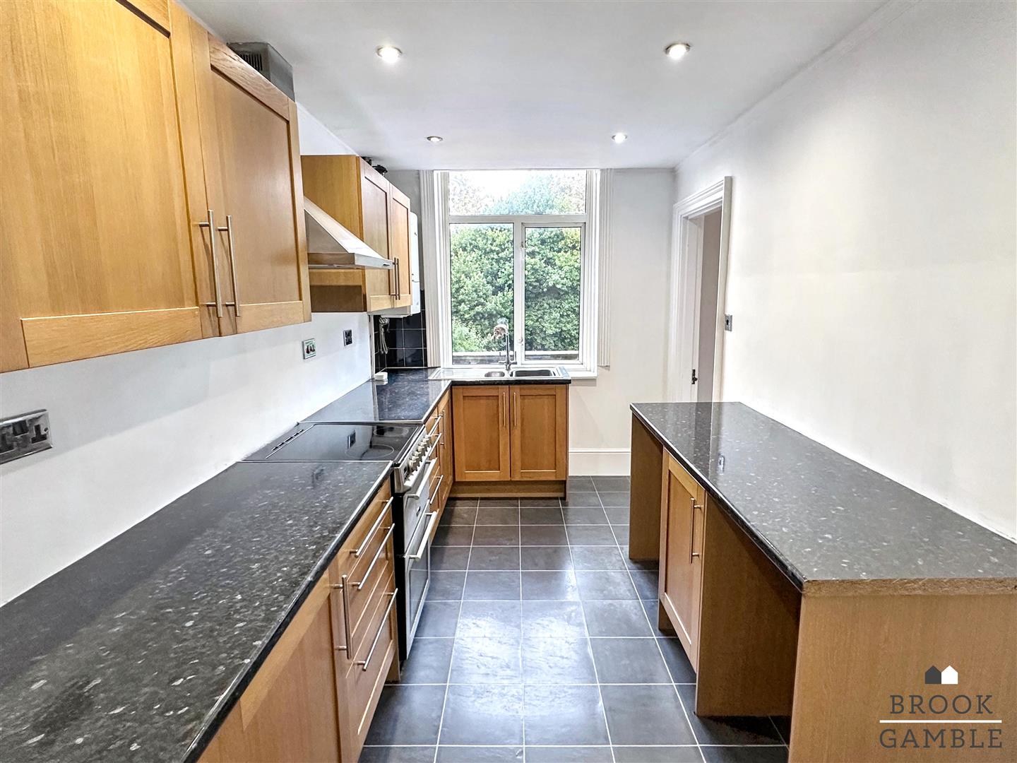 1 Bedroom Flat - Conversion. Hartfield Road in Eastbourne,  6